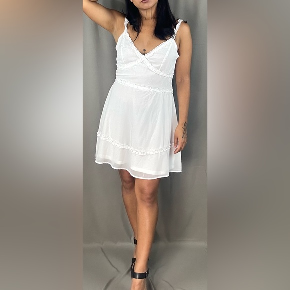Ruffle white cute dress - Picture 2 of 2